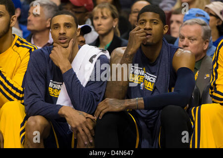 16 mars 2013 : Indiana Pacers point guard George Hill (3)(à gauche) et Indiana Pacers petit ailier Paul George (24)(à droite) regardez sur à l'audience au cours de la NBA match entre les Indiana Pacers et les Philadelphia 76ers au Wells Fargo Center de Philadelphie, Pennsylvanie. Banque D'Images