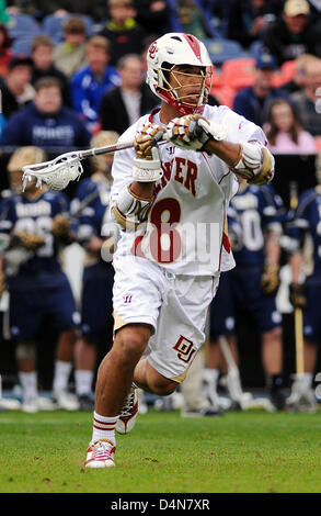 16 mars 2013 : l'Université de Denver, Cameron Flint (18), dans l'action contre Notre Dame au cours de l'Échantillonneur du Whitman Mile High Classic, Sports Authority Field at Mile High, Denver, Colorado. Notre Dame bat Denver 13-12 en prolongation. Banque D'Images