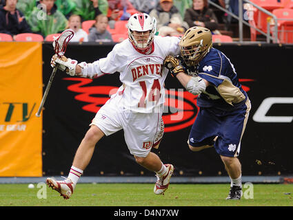 16 mars 2013 : l'Université de Denver, Wesley Berg (14), dans l'action contre Notre Dame au cours de l'Échantillonneur du Whitman Mile High Classic, Sports Authority Field at Mile High, Denver, Colorado. Notre Dame bat Denver 13-12 en prolongation. Banque D'Images