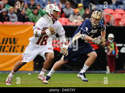 16 mars 2013 : l'Université de Denver, Cameron Flint (18), dans l'action contre Notre Dame au cours de l'Échantillonneur du Whitman Mile High Classic, Sports Authority Field at Mile High, Denver, Colorado. Notre Dame bat Denver 13-12 en prolongation. Banque D'Images