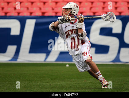 16 mars 2013 : l'Université de Denver, Sean Cannizzaro (44), dans l'action contre Notre Dame au cours de l'Échantillonneur du Whitman Mile High Classic, Sports Authority Field at Mile High, Denver, Colorado. Notre Dame bat Denver 13-12 en prolongation. Banque D'Images