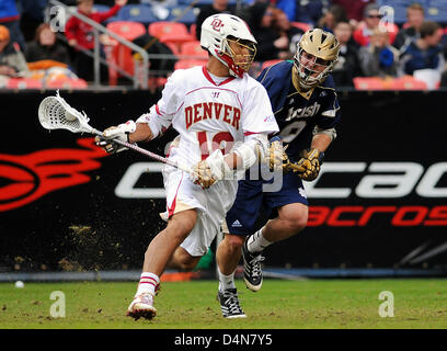 16 mars 2013 : l'Université de Denver , Cameron Flint (18), dans l'action contre Notre Dame au cours de l'Échantillonneur du Whitman Mile High Classic, Sports Authority Field at Mile High, Denver, Colorado. Notre Dame bat Denver 13-12 en prolongation. Banque D'Images