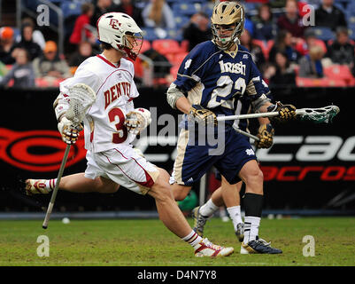 16 mars 2013 : l'Université de Denver , Eric Adamson (34), dans l'action contre Notre Dame au cours de l'Échantillonneur du Whitman Mile High Classic, Sports Authority Field at Mile High, Denver, Colorado. Notre Dame bat Denver 13-12 en prolongation. Banque D'Images