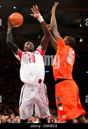 16 mars 2013 - New York, New York, États-Unis - 16 mars 2013 : Louisville's centre Gorgui Dieng (10) au-dessus de Syracuse center Baye Moussa Keita (12). Louisville défait Syracuse 78-61 pour le grand championnat de l'Est au Madison Square Garden de New York. Banque D'Images