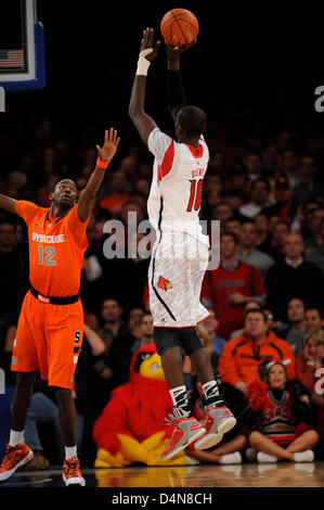 16 mars 2013 - New York, New York, États-Unis - 16 mars 2013 : Louisville's centre Gorgui Dieng (10) au-dessus de Syracuse center Baye Moussa Keita (12). Louisville défait Syracuse 78-61 pour le grand championnat de l'Est au Madison Square Garden de New York. Banque D'Images
