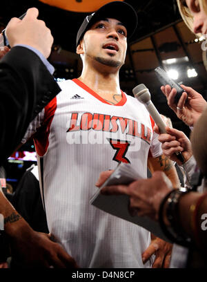 16 mars 2013 - New York, New York, États-Unis - 16 mars 2013 : la garde de Louisville Peyton Siva (10) entretiens avec la presse après Louisville défait Syracuse 78-61 pour le grand championnat de l'Est au Madison Square Garden de New York. Banque D'Images