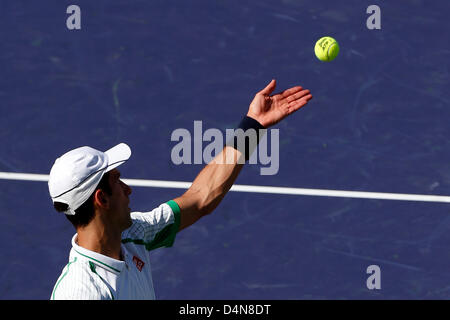 16 mars 2013 : Novak Djokovic de Serbie sert à Juan Martin Del Potro, de l'Argentine au cours de la BNP Paribas Open à Indian Wells Tennis Garden à Indian Wells, en Californie.Charles Baus/CSM Banque D'Images
