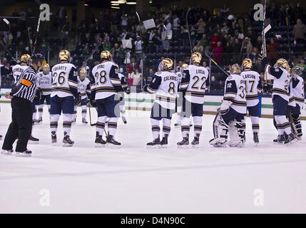 16 mars 2013 - South Bend, Indiana, États-Unis d'Amérique - 16 mars 2013 : Notre Dame salue la foule après les joueurs de hockey NCAA action de jeu entre la Cathédrale Notre Dame Fighting Irish et les Falcons de Bowling Green à Compton Famille Ice Arena à South Bend, Indiana. Notre Dame défait Bowling Green 4-3. Banque D'Images