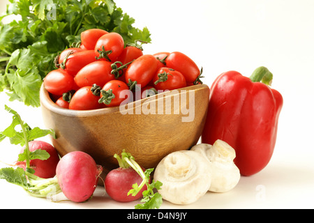 Tomates cerise, radis, poivrons et le persil - légumes au choix Banque D'Images