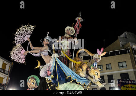 La commission nommée 'Falla Convento de Jérusalem" le grand gagnant dans les Fallas Festival 2013, de récupérer le trône de 2010 et 2011. Le monument "qui paie appels' a été créé par l'artiste Pedro Santaeulalia. Banque D'Images