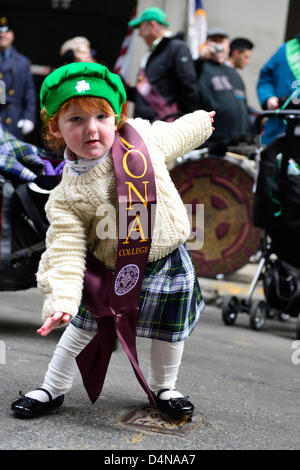 16 mars 2013 - New York, NY, États-Unis - Wee GRACE TAYLOR, 20-month-old redhead girl, danses jig irlandaise avant de marcher dans NYC annuel 252ème Parade de la Saint Patrick à l'Iona College, New Rochelle, NY, groupe. Les manifestants ont montré leur fierté irlandaise, comme ils en mars de la Cinquième Avenue. Banque D'Images