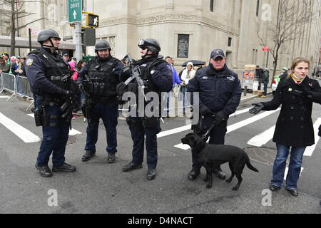 16 mars 2013 - New York, NY, États-Unis - La ville de New York Police, y compris l'équipe de dressage de chien, ont un rôle important dans la sécurité pendant la 252ème Assemblée NYC le jour de rue Patrick Parade. Des milliers de manifestants montrent leur fierté irlandaise, comme ils en mars la Cinquième Avenue, et plus d'un million de personnes regardent et célébrer. Banque D'Images