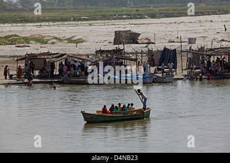 Bateaux à rame sur le Gange à la ville sainte de Garhmukteshwar, Uttar Pradesh, Inde Banque D'Images