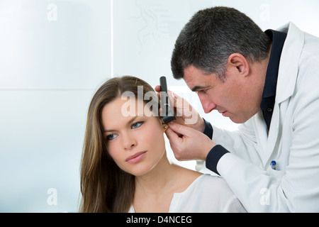 Médecin ORL oreille contrôle avec otoscope pour femme patient at hospital Banque D'Images
