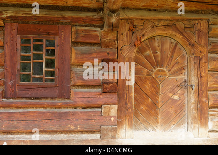 Porte et fenêtre de paysans House, musée ethnographique, Orawa, Malopolska Pologne Banque D'Images