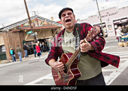 Glenn Orange joue de la guitare dans les rues à l'extérieur de l'Historic Charleston City Market sur Market Street à Charleston, SC. Banque D'Images