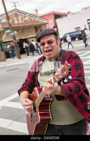 Glenn Orange joue de la guitare dans les rues à l'extérieur de l'Historic Charleston City Market sur Market Street à Charleston, SC. Banque D'Images