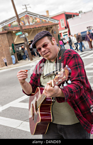 Glenn Orange joue de la guitare dans les rues à l'extérieur de l'Historic Charleston City Market sur Market Street à Charleston, SC. Banque D'Images