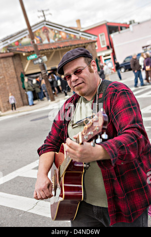 Glenn Orange joue de la guitare dans les rues à l'extérieur de l'Historic Charleston City Market sur Market Street à Charleston, SC. Banque D'Images