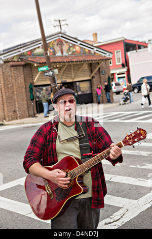 Glenn Orange joue de la guitare dans les rues à l'extérieur de l'Historic Charleston City Market sur Market Street à Charleston, SC. Banque D'Images