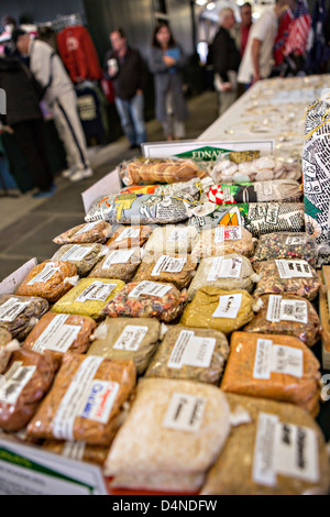 Les produits locaux à l'Historic Charleston City Market sur Market Street à Charleston, SC. Banque D'Images