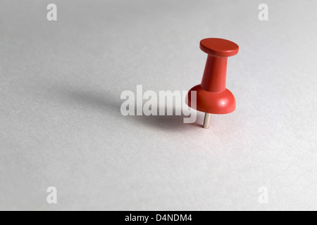 La photographie de studio d'une broche rouge à la lumière papier Banque D'Images