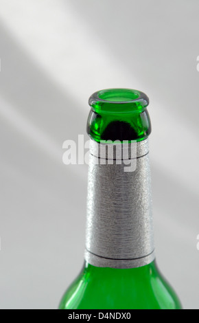 Détail d'une bouteille de bière verte à la lumière retour Banque D'Images