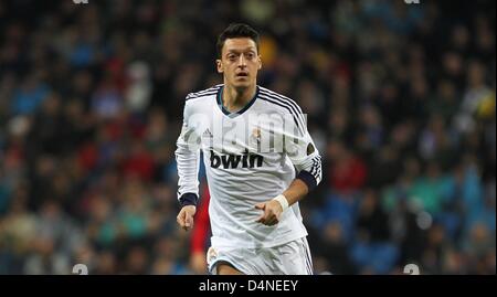 Mesut Özil Real Madrid's est visible pendant l'espagnol Primera Division match de football entre le Real Madrid et le RCD Majorque à Santiago Bernabeu à Madrid, Espagne, 16 mars 2013. Madrid a gagné 5:2. Photo : Fabian Stratenschulte/dpa/Alamy Live News Banque D'Images