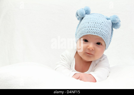 En bleu bébé Chapeau tricoté Banque D'Images