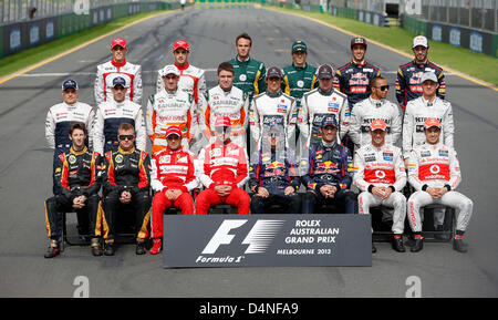 Sport Automobile : Championnat du Monde de Formule 1 de la FIA 2013, Grand Prix d'Australie, tous les pilotes - alle Fahrer, première ligne : # 8 Romain Grosjean (FRA, Lotus F1 Team), # 7 Kimi Raeikkoenen (FIN, Lotus F1 Team), # 4 Felipe Massa (BRA, la Scuderia Ferrari), # 3 Fernando Alonso (ESP, la Scuderia Ferrari), # 1 Sebastian Vettel (GER, Infiniti Red Bull Racing), # 2 Mark Webber (AUS, Infiniti Red Bull Racing), # 5 Jenson Button (GBR, Vodafone McLaren Mercedes), # 6 Sergio Perez (MEX, Vodafone McLaren Mercedes), deuxième rangée : # 17 Valtteri Bottas (FIN, Williams F1 Team), # 16 Pastor Maldonado (VEN, Williams F1 Team), # 15 Banque D'Images