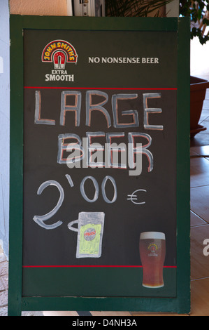 Inscrivez-Bar bière publicité Puerto de Mogan resort Gran Canaria island les Îles Canaries Espagne Europe Banque D'Images