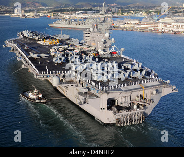 Marins et soldats US man les rails à bord du porte-avions USS Ronald Reagan que le navire arrive à Pearl Harbor le 31 juillet 2010 à Honolulu, Hawaï. Banque D'Images