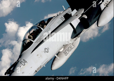 Un US Marine Corps F/A-18 Hornet défile après l'avitaillement, le 9 juillet 2010 au-dessus de l'océan Pacifique. Banque D'Images