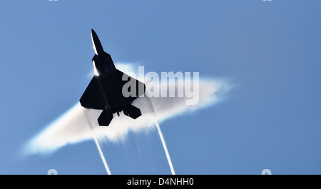 L'US Air Force F-22 Raptor avion de chasse furtif exécute un survol supersonique au-dessus du pont d'envol du porte-avions USS John C. Stennis, 22 juin 2009 dans le golfe d'Alaska. Banque D'Images