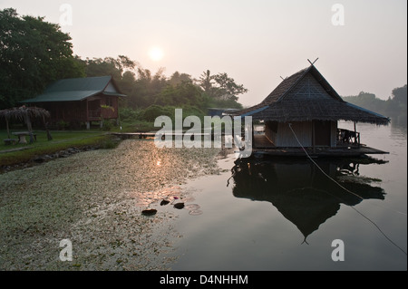 Kanchanaburi, Thaïlande, bungalows en bambou sur la Rivière Kwai Banque D'Images