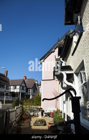 Ville de Ruthin, au Pays de Galles. Vue pittoresque de Ruthin Castle Street du Nantclwyd avec chambre à l'arrière-plan. Banque D'Images