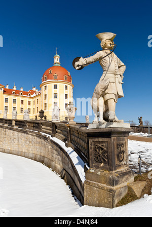 Statue au Château de Moritzburg côté sud en hiver - la Saxe, Allemagne, Europe Banque D'Images