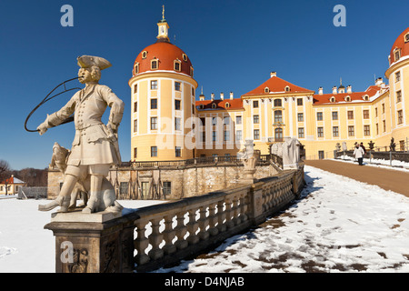 Statue au Château de Moritzburg côté sud en hiver - la Saxe, Allemagne, Europe Banque D'Images