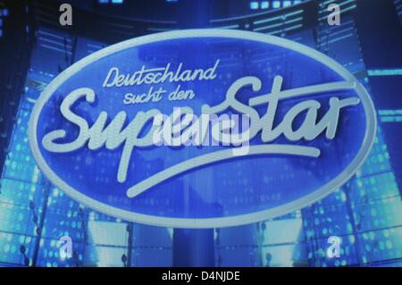 Le logo de l'émission de télévision "Deutschland sucht den Superstar" (DSDS) est représenté sur un écran vidéo à la répétition générale du salon de Cologne, Allemagne, 16 mars 2013. Le premier concert de la 11e saison est diffusée à 20:15 sur RTL. Photo : Henning Kaiser/Alamy Live News Banque D'Images