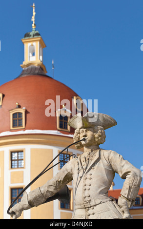 Statue au Château de Moritzburg côté sud en hiver - la Saxe, Allemagne, Europe Banque D'Images