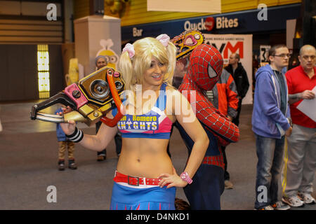 Birmingham, UK. 17 mars 2013. Tabitha Lyons (Modèle) et Spiderman poser pour des photos à Birmingham MCM Expo. Banque D'Images