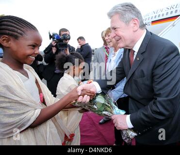 Bundespräsident Joachim Gauck und seine Lebensgefährtin Daniela Schadt werden am 17.03.2013 auf dem Flughafen von Adis Abeba en Éthiopie von Mädchen mit Blumensträußen empfangen. Das Deutsche Chef d'hält sich zu einem Besuch viertägigen in Afrika auf. Foto : Wolfgang Kumm/dpa  + + +(c) afp - Bildfunk + + + Banque D'Images