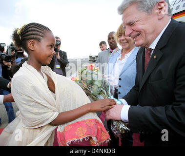 Bundespräsident Joachim Gauck und seine Lebensgefährtin Daniela Schadt werden am 17.03.2013 auf dem Flughafen von Adis Abeba en Éthiopie von Mädchen mit Blumensträußen empfangen. Das Deutsche Chef d'hält sich zu einem Besuch viertägigen in Afrika auf. Foto : Wolfgang Kumm/dpa  + + +(c) afp - Bildfunk + + + Banque D'Images