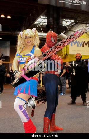 Birmingham, UK. 17 mars 2013. Tabitha Lyons (Modèle) et Spiderman poser pour des photos à Birmingham MCM Expo. Banque D'Images