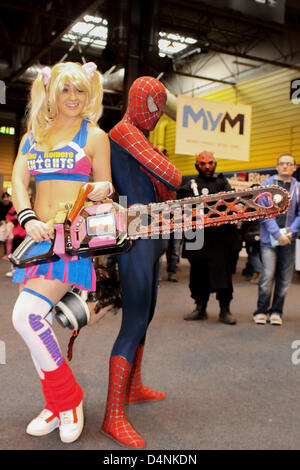 Birmingham, UK. 17 mars 2013. Tabitha Lyons (Modèle) et Spiderman poser pour des photos à Birmingham MCM Expo. Banque D'Images