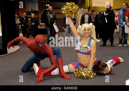 Birmingham, UK. 17 mars 2013. Tabitha Lyons (Modèle) et Spiderman poser pour des photos à Birmingham MCM Expo. Banque D'Images