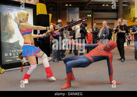 Birmingham, UK. 17 mars 2013. Tabitha Lyons (Modèle) et Spiderman poser pour des photos à Birmingham MCM Expo. Banque D'Images