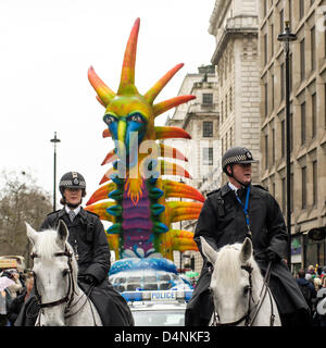 Le Puca, un gigantesque dragon gonflable Piccadilly se déplace vers le bas sur la Parade de la St Patrick le 17/03/2013 à Westminster, Londres. Le défilé est parti de Piccadilly par Green Park à 12 heures et s'est rendu à Whitehall. Le Puca, un dragon gonflable géant conçu par l'artiste leader Keith Payne. Photo par Julie Edwards Banque D'Images