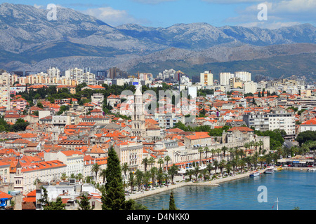 Croatie - Split en Dalmatie. Vieille ville - célèbre site du patrimoine mondial de l'UNESCO. Montagnes Mosor en arrière-plan. Banque D'Images