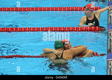 Natalie Du Toit, d'Afrique du Sud après avoir remporté l'or a félicité par Stephanie Millward GO dans la Women's 200m Ind. Medley - SM9 Banque D'Images